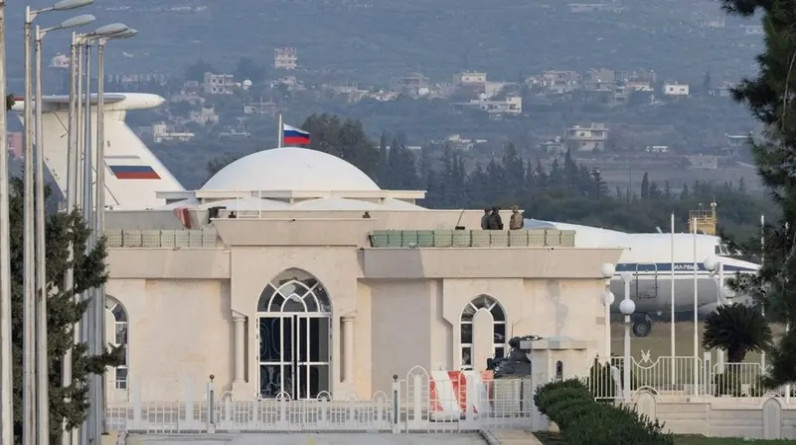 روسيا: 9 آلاف سوري فروا من العنف لجأوا إلى قاعدة حميميم الجوية